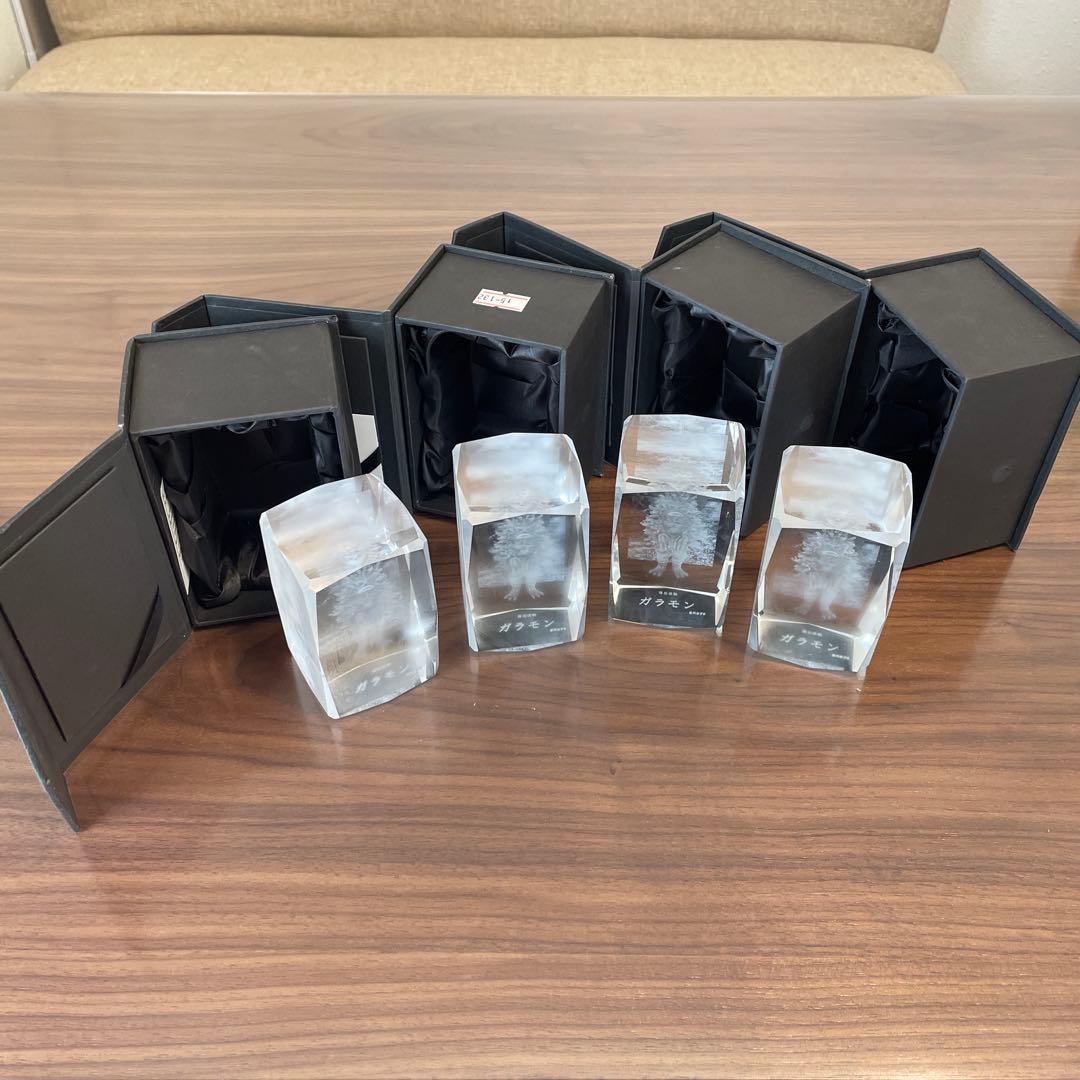 ウルトラマンシリーズの怪獣「ガラモン」クリスタルオブジェ　4点セット