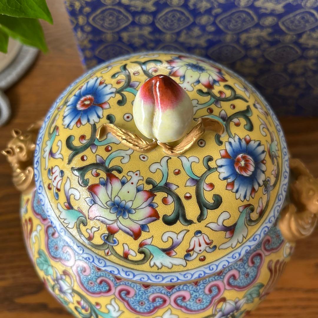 中国故宮博物院で購入した土産品 陶器の蓋付き容器 花と鳳凰の模様