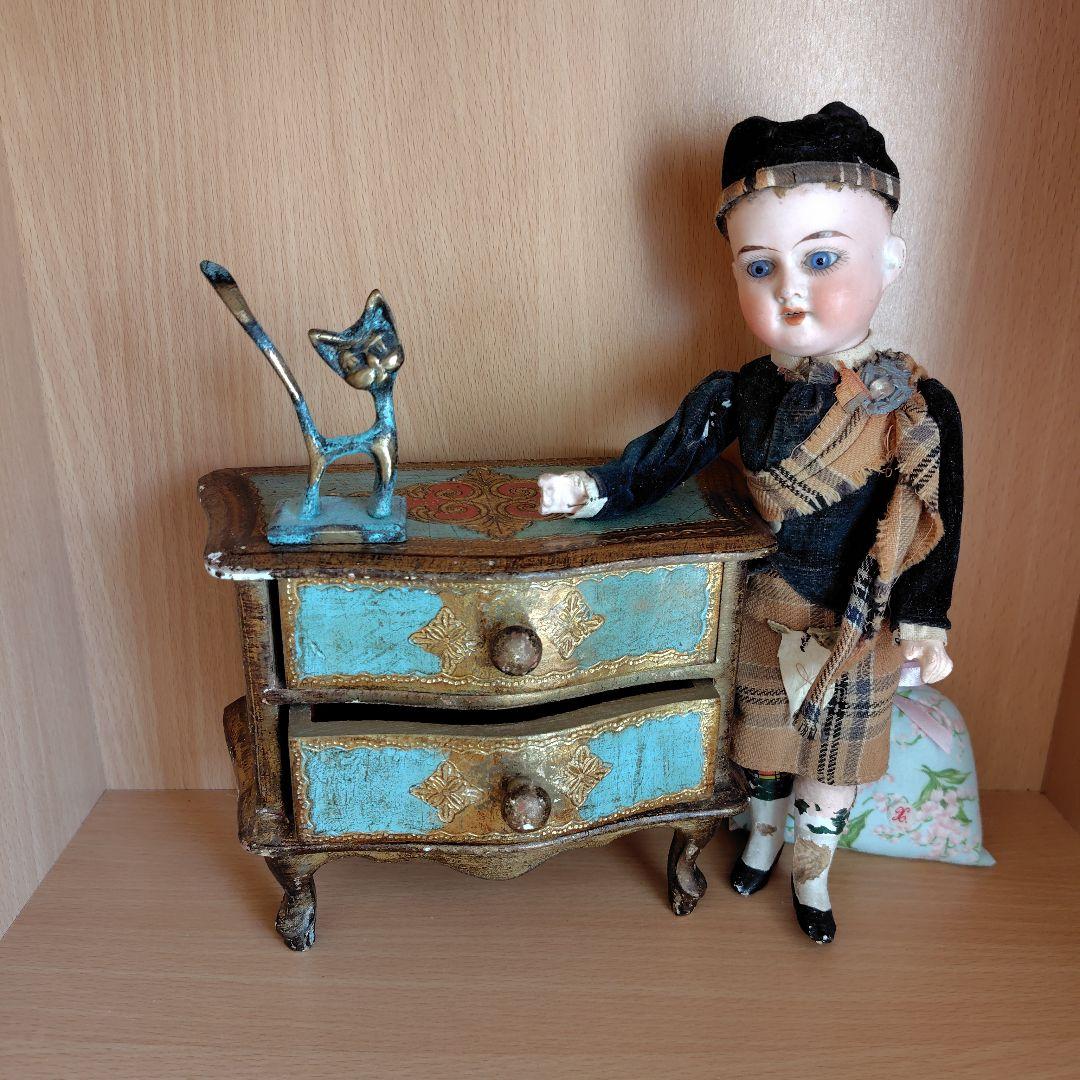 護衛兵のアンティーク人形とイタリアミニチュアチェスト