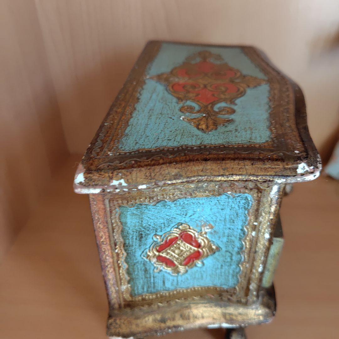 護衛兵のアンティーク人形とイタリアミニチュアチェスト