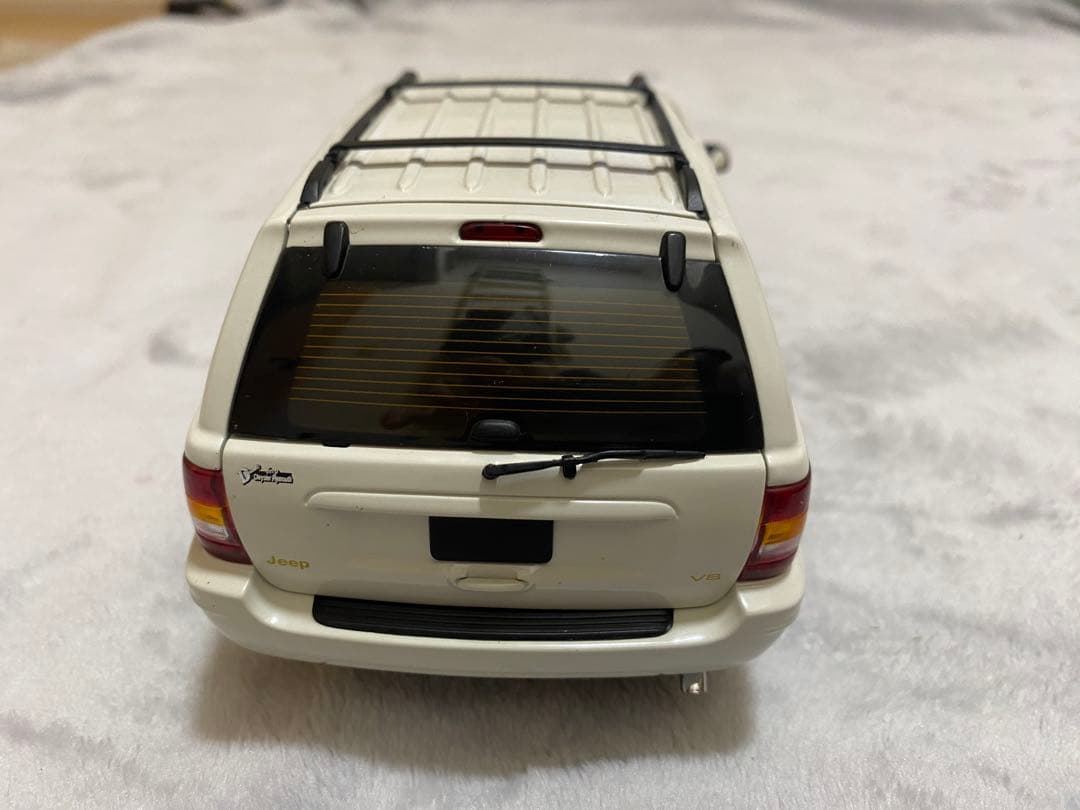 ミニカー AUTOart Jeep Grand Cherokee 1/18