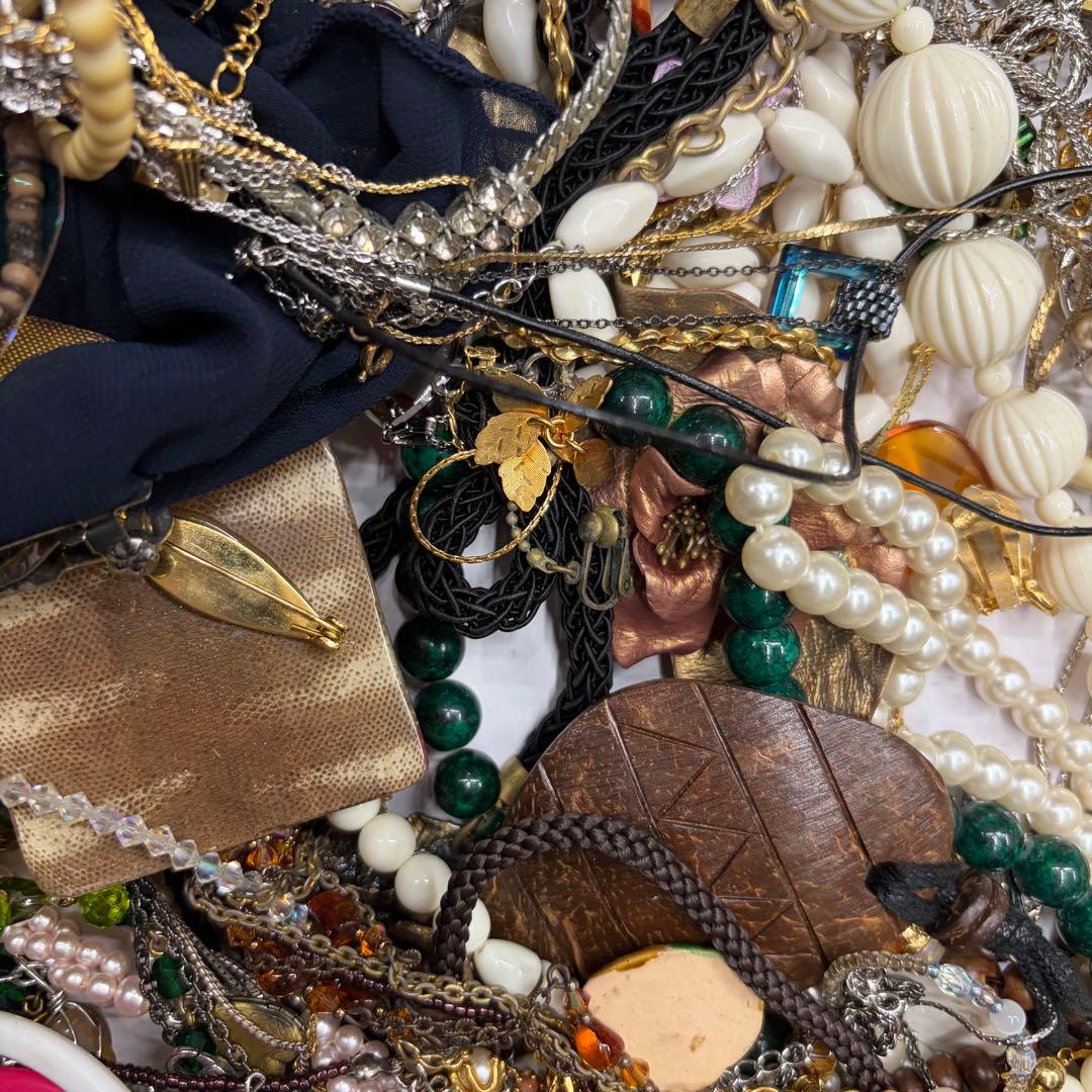 3.6キロ❗️ アクセサリー　まとめ売り　ジャンク　イミテーションアクセサリー
