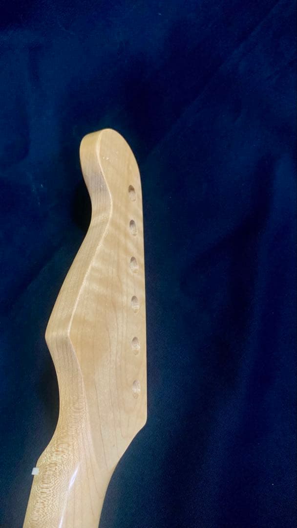 新品　ストラトキャスター エレキギター用ネック カナダ産１ピースフレイムメイプル