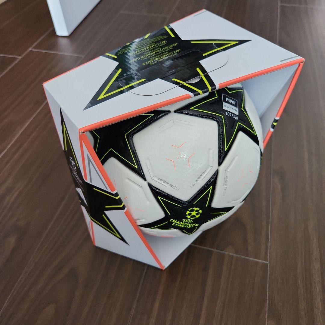 アディダス　サッカーボール　公式球