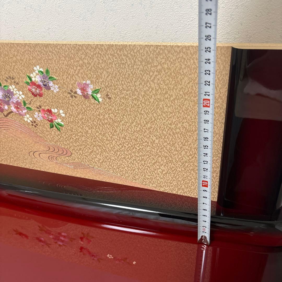 赤い花柄木製雛人形飾り台 花柄屏風2枚付き