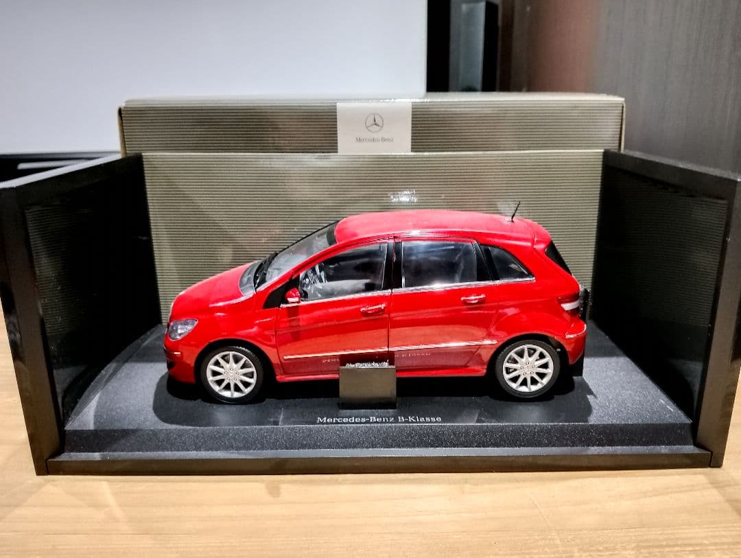 1/18 メルセデスベンツ　Bクラス　W245　ディーラー品　 ミニカー　レッド
