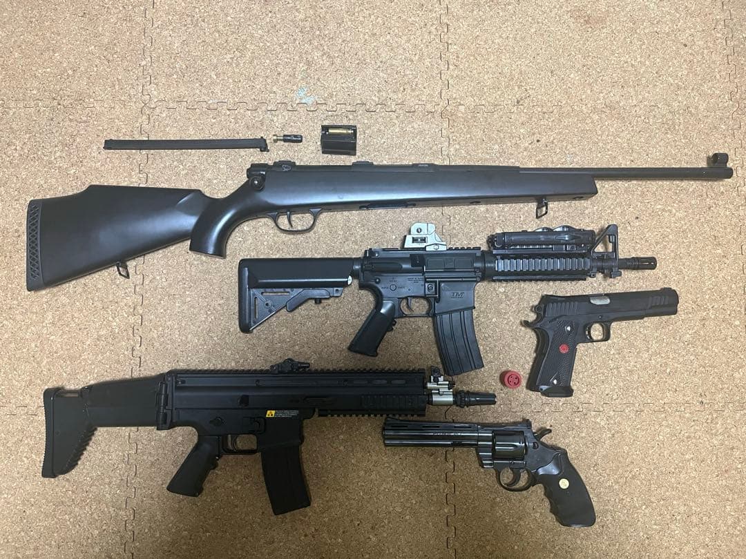 送料込みに変更しました！ライフルと電動ガン2個ハンドガン2個セット