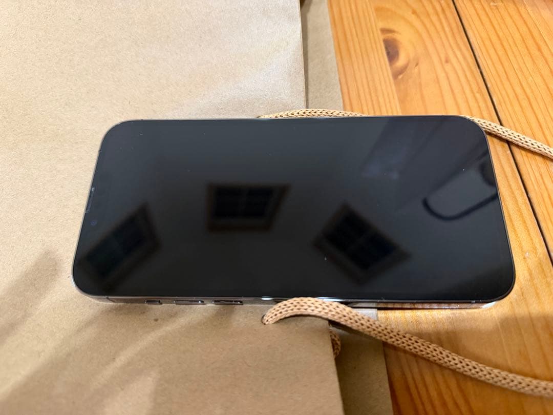 あゆみiPhone13promax本体➕シール