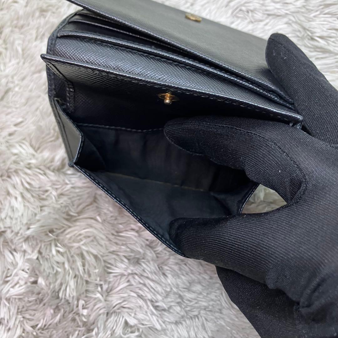 美品✨PRADA サフィアーノ メタルロゴ 二つ折り財布 フラップ ブラック