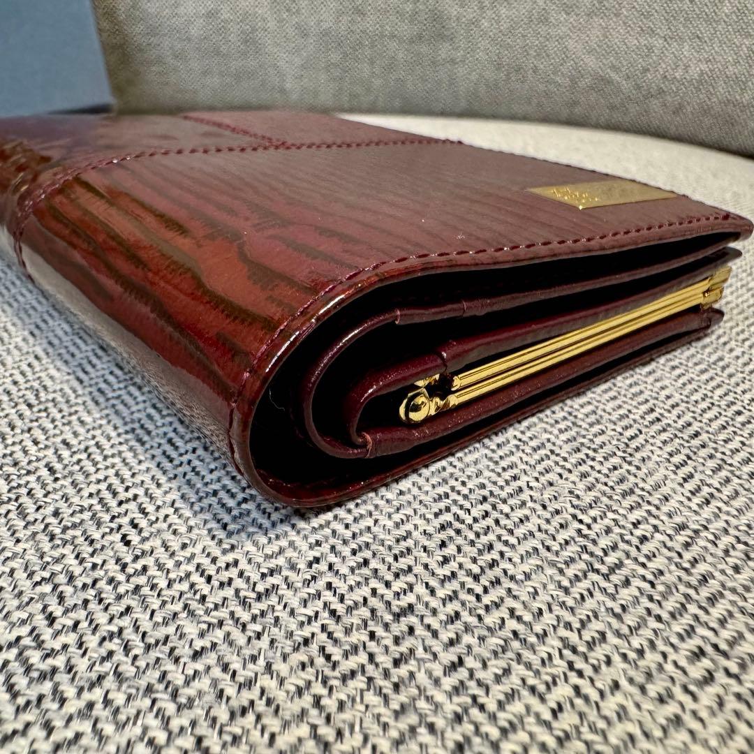 GIVENCHY ジバンシィ 二つ折り財布 型押しパテントレザー がま口