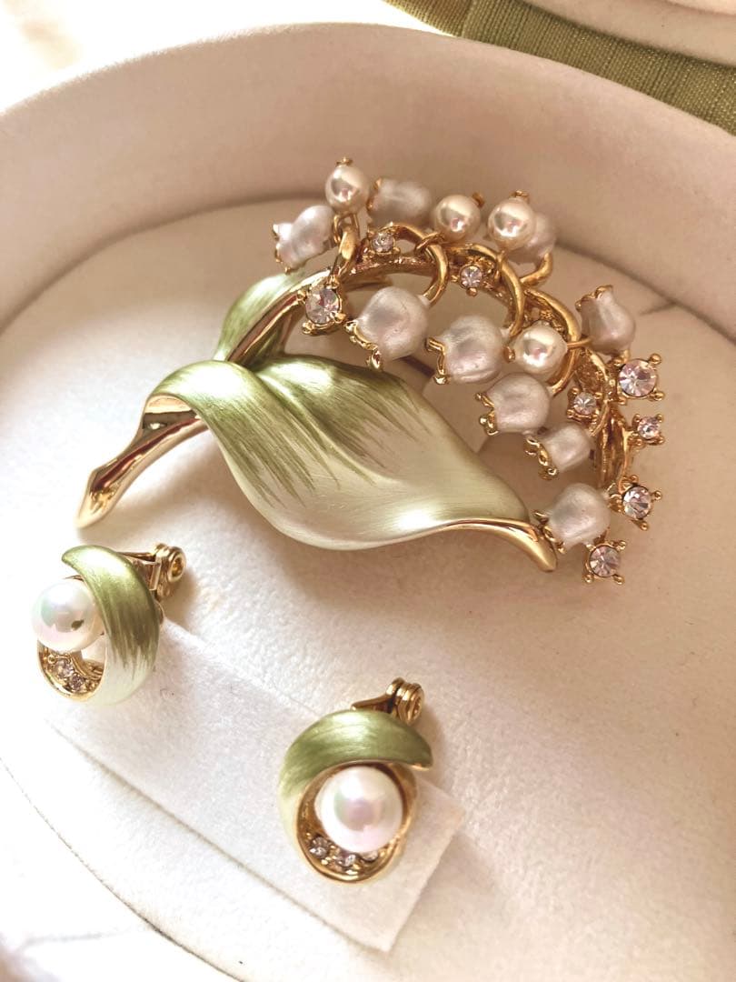 VENDOME スズランブローチ・イヤリングセット　刺繍ジュエリーBOX付き