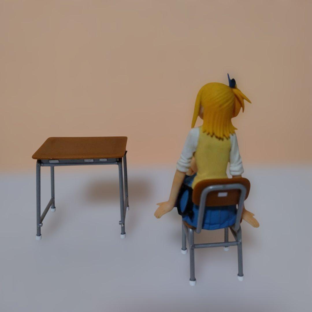 555　真島ヒロ　フェアリーテイル　フィギュア 学校机椅子付き