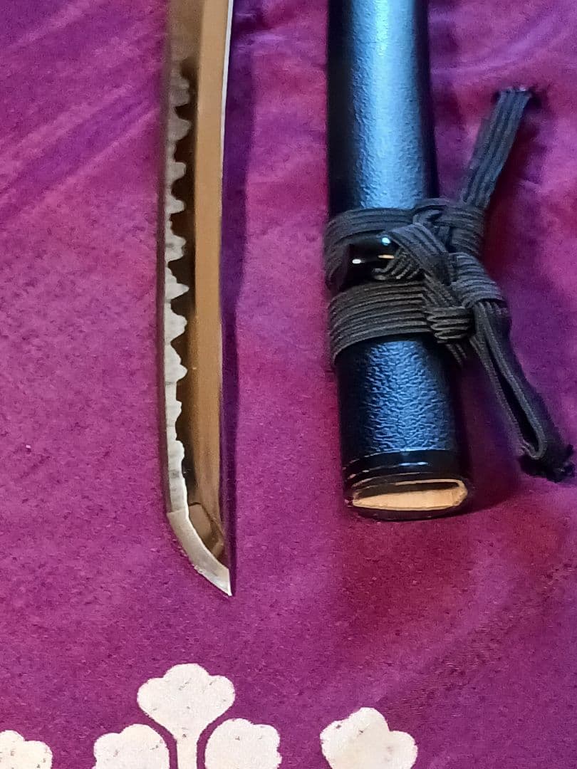 居合刀脇差し、肥後拵え　本木、 黒サメ、柄巻き.黒合皮革、 箱互の目直刃二重刃文