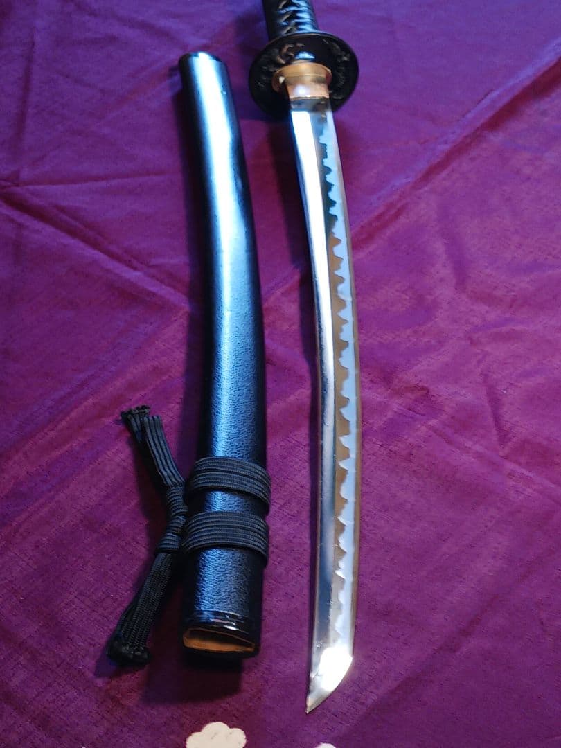 居合刀脇差し、肥後拵え　本木、 黒サメ、柄巻き.黒合皮革、 箱互の目直刃二重刃文