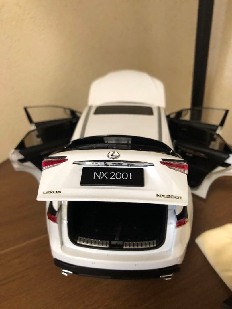 レクサス NX 200t ミニカー ホワイト　1/18 2015