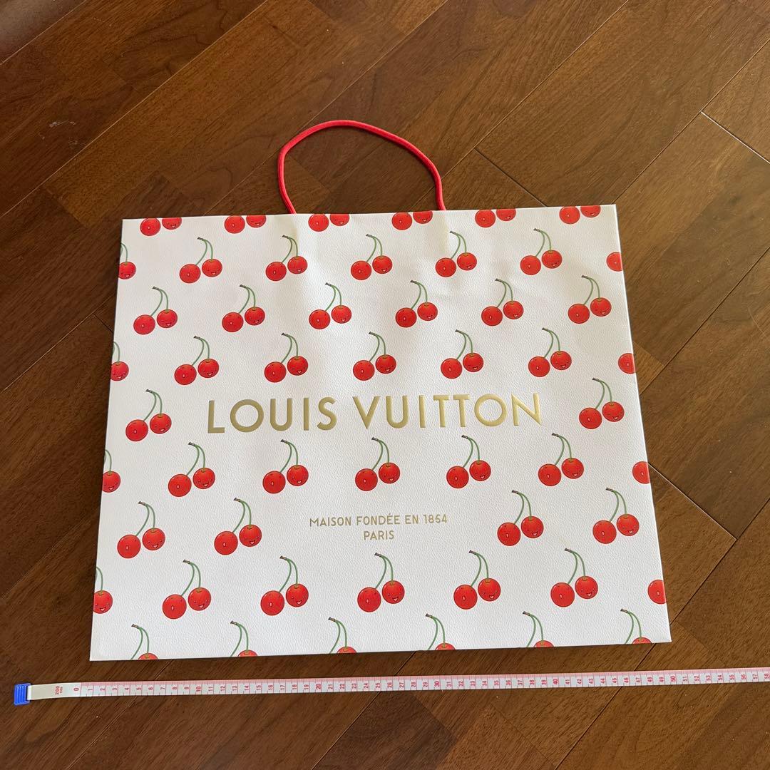 LVチェリー柄ショップ袋1枚、チェリー柄ダンボール1点、包装用紐1点