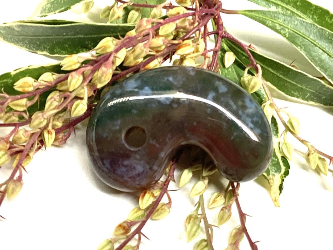 ✳お宝初出品　出雲石【ヘマタイト】天然石 雪輪文様*再結晶線入り　鑑別書付御守り