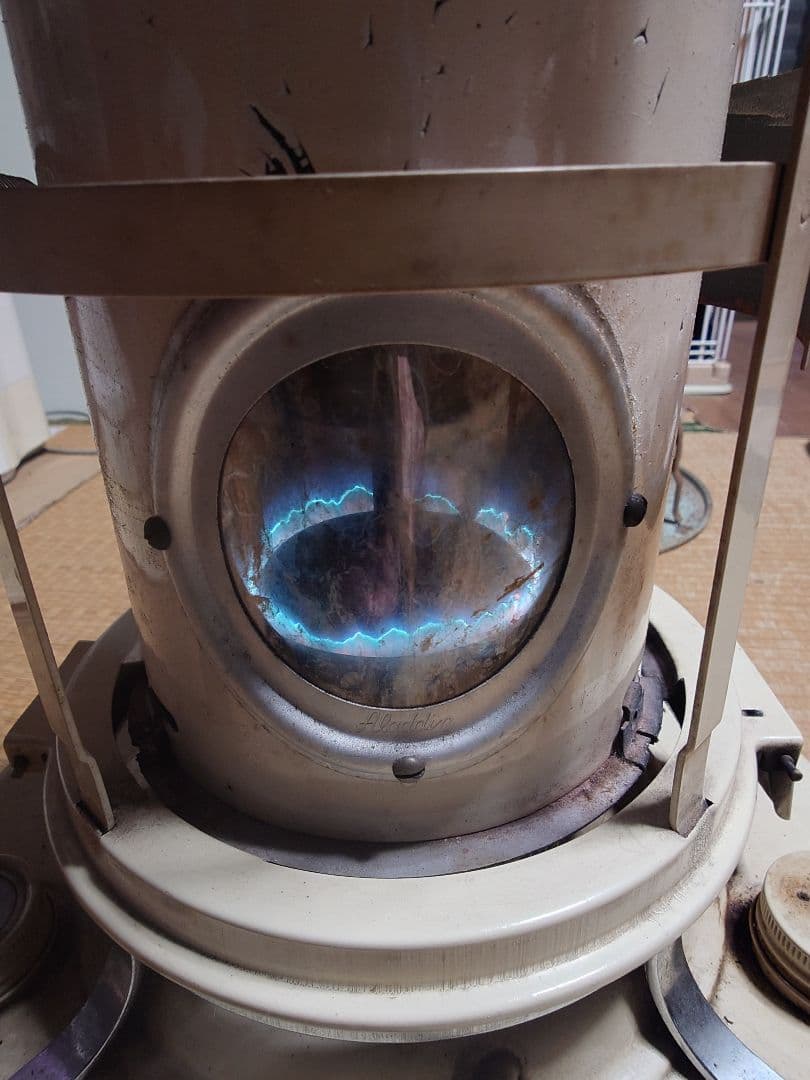 現役アラジン25P型DX石油ストーブ。