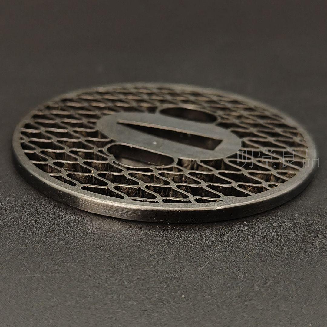 LH04　日本刀装具　刀鍔　網の図　鉄地　金工品　透　鍔　刀剣美術