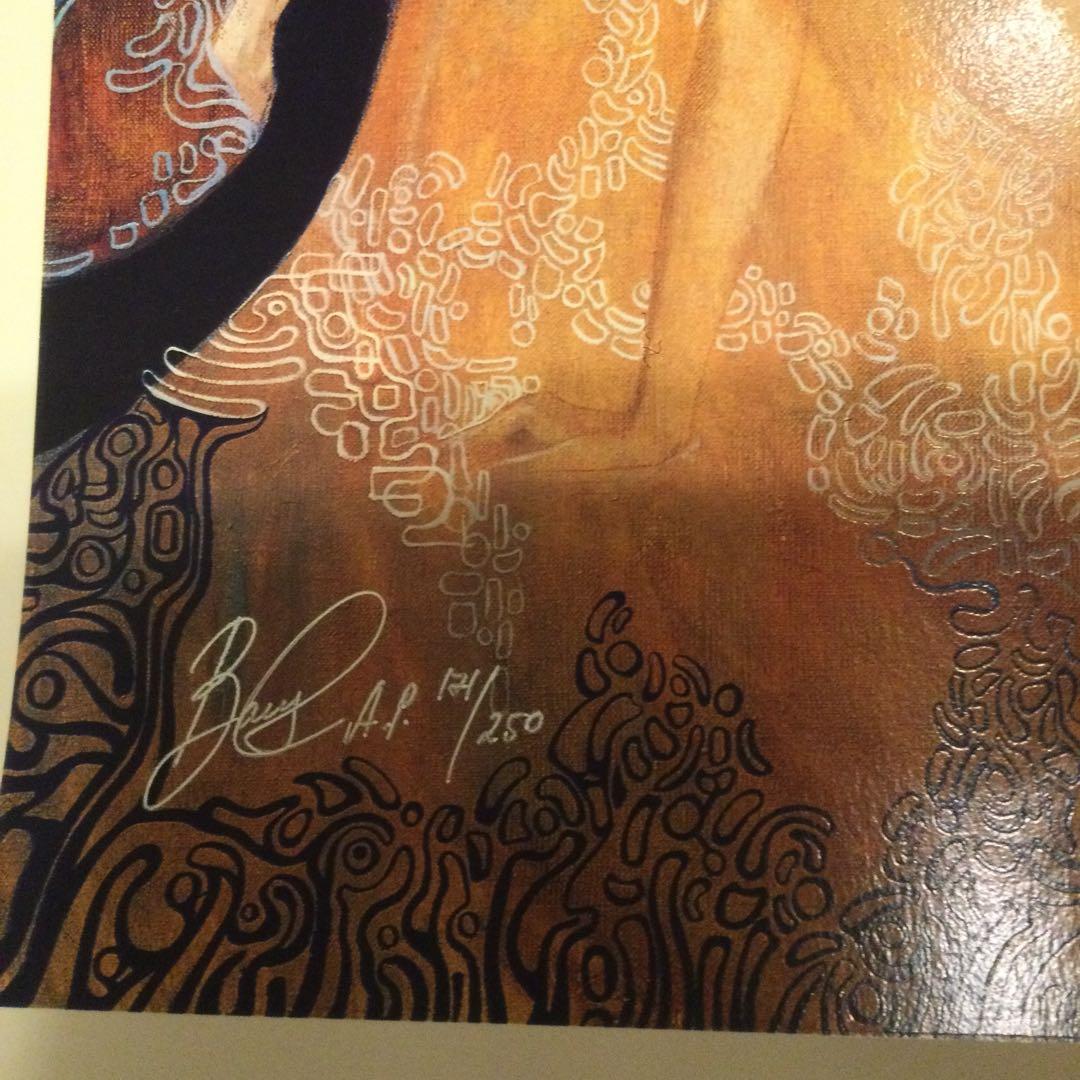 女性のサイン付きポスター、シリアル番号付き