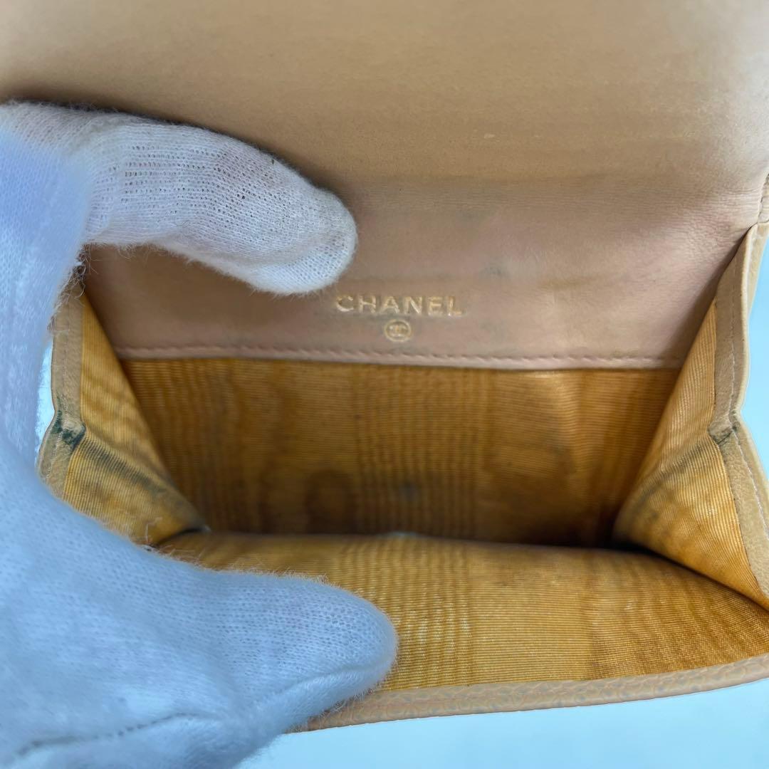 CHANEL 二つ折り財布 ココマーク キャビアスキン ロゴ入り ベージュ 本革