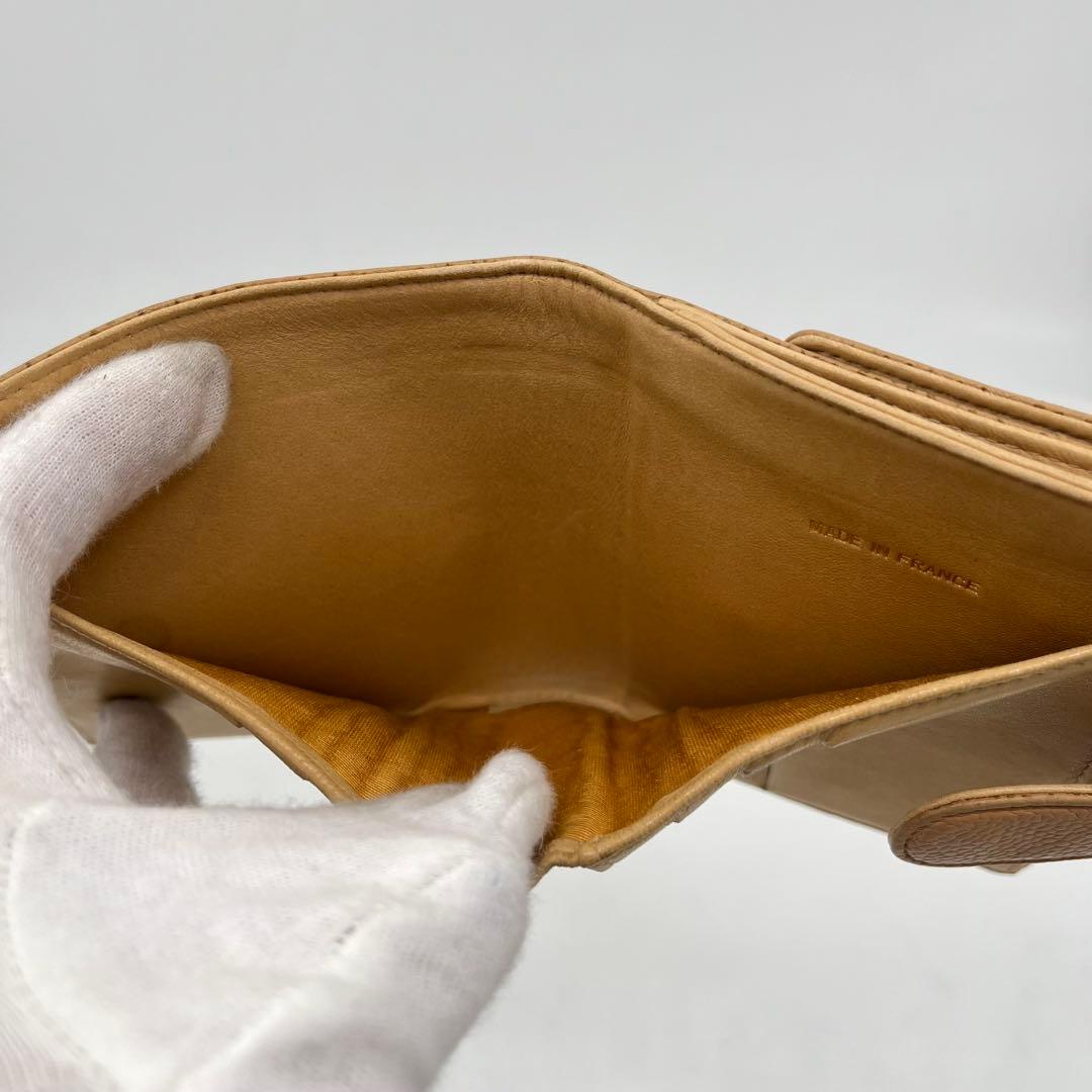 CHANEL 二つ折り財布 ココマーク キャビアスキン ロゴ入り ベージュ 本革