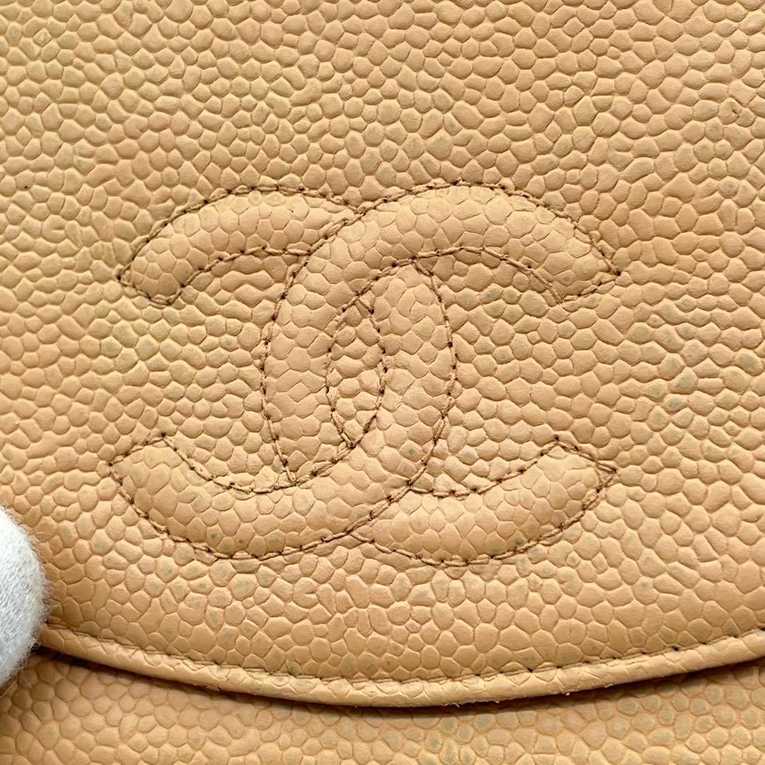 CHANEL 二つ折り財布 ココマーク キャビアスキン ロゴ入り ベージュ 本革