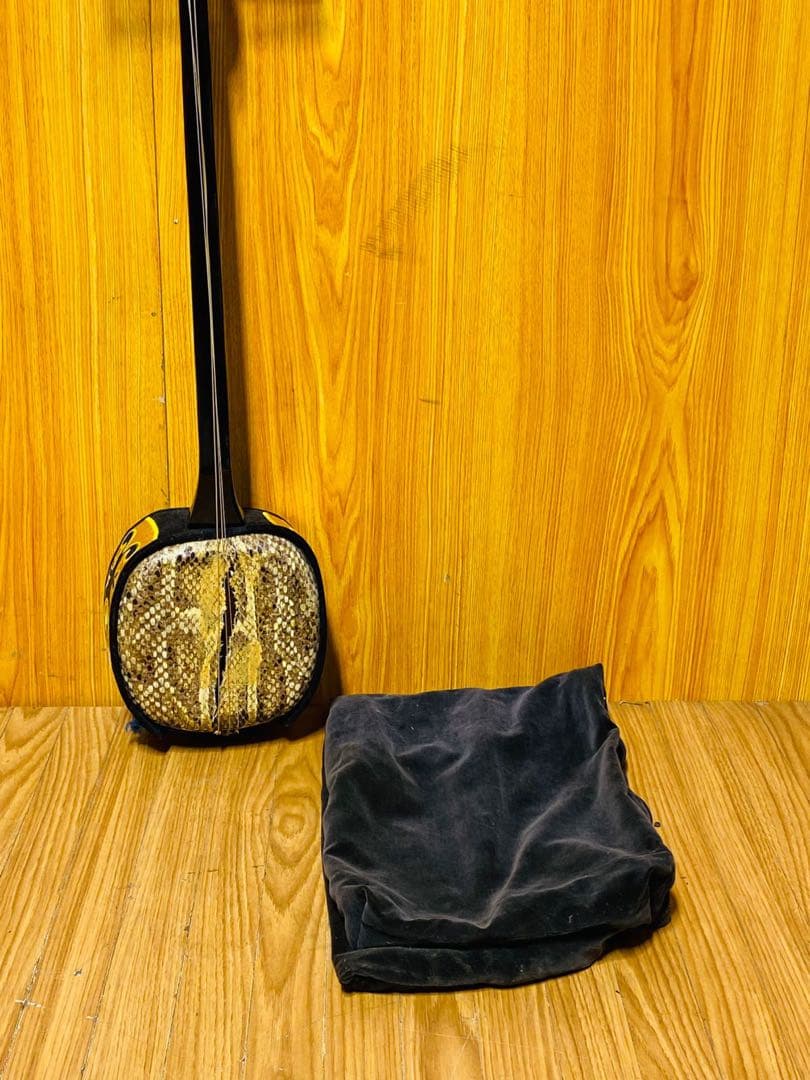 三味線 ヘビ革 黒/金 布袋付き