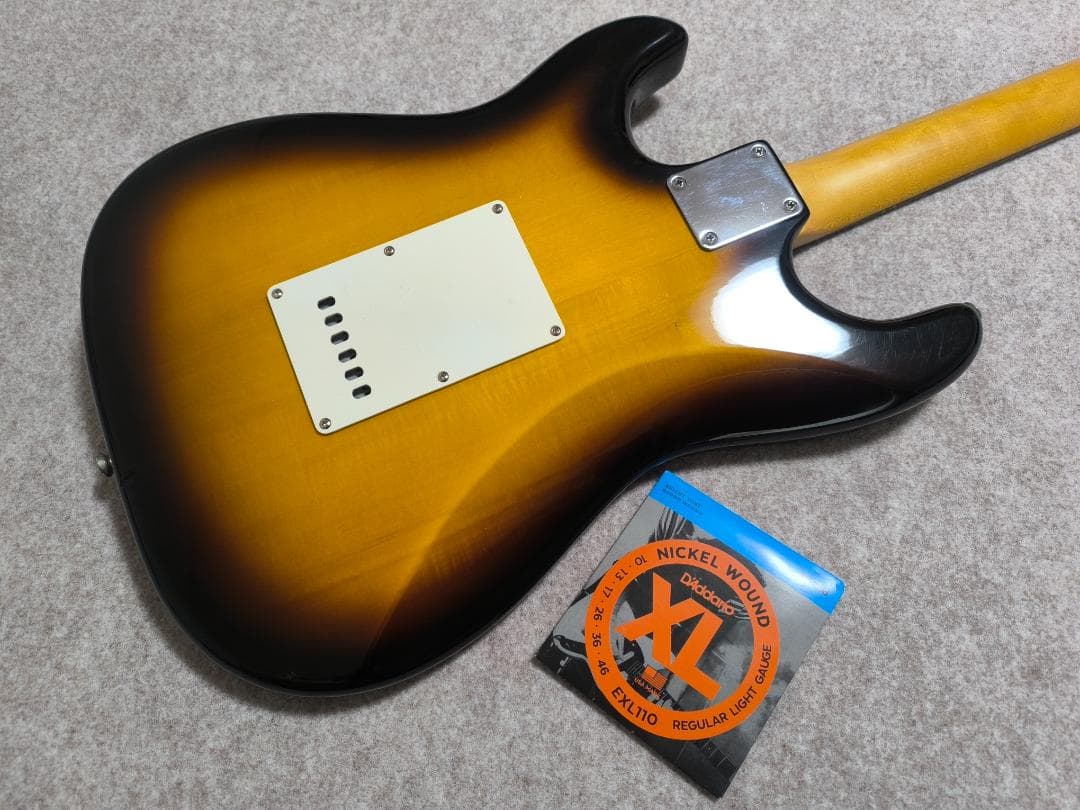 ライト・スキャロップ Grass Rootsストラト新品弦＆ギタースタンド付属