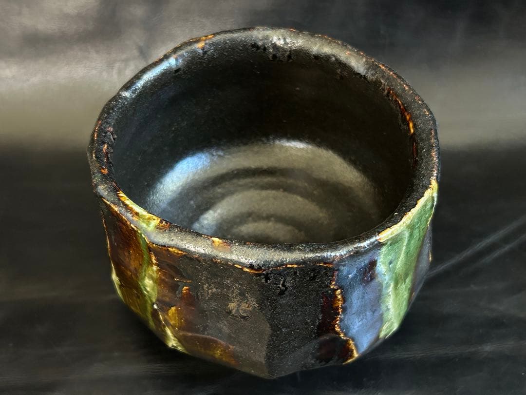 至高の究極の美◾️蔵から美しい形状と深みのある茶色と緑色の釉薬の抹茶茶碗が出てきた