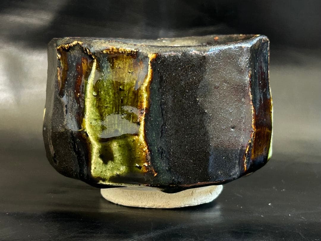 至高の究極の美◾️蔵から美しい形状と深みのある茶色と緑色の釉薬の抹茶茶碗が出てきた