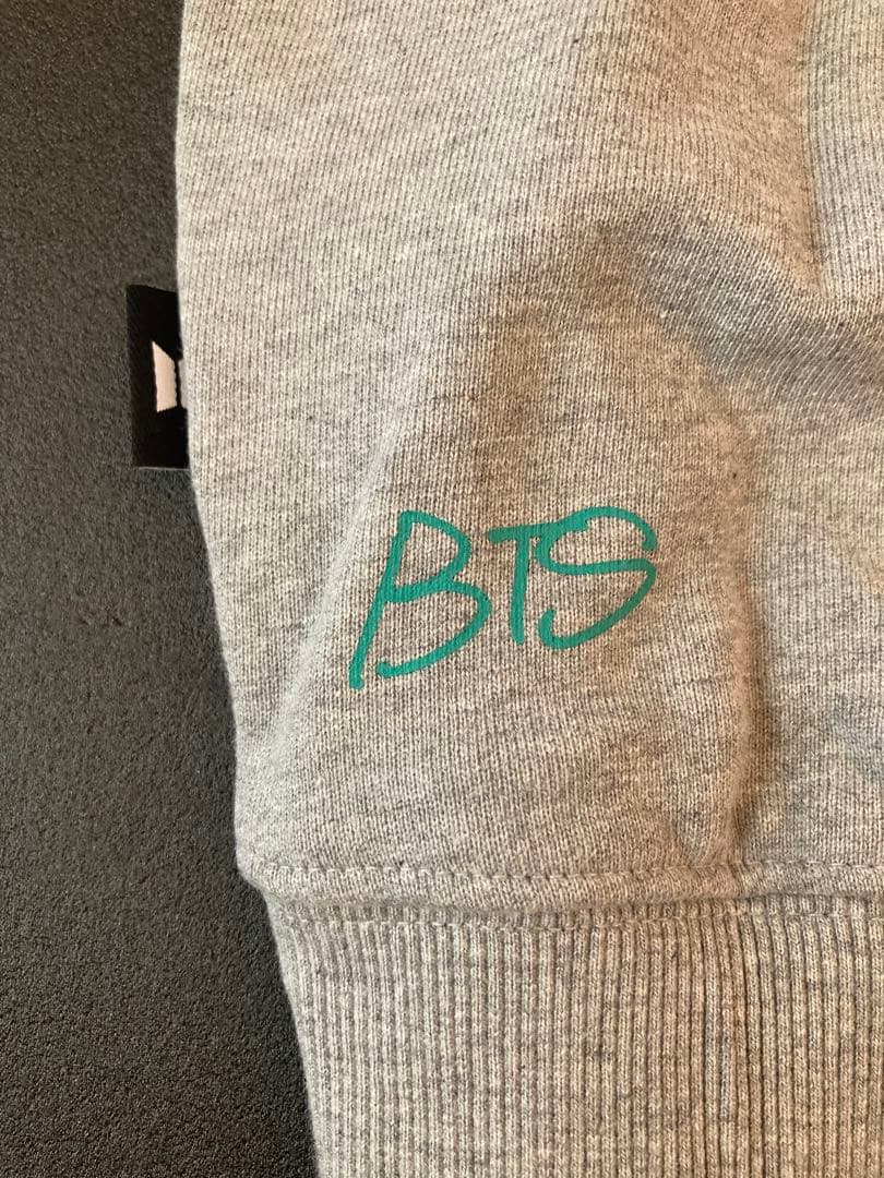 【激レア】BTS ポップアップストア 公式グッズ テテ 手書き ロゴパーカー