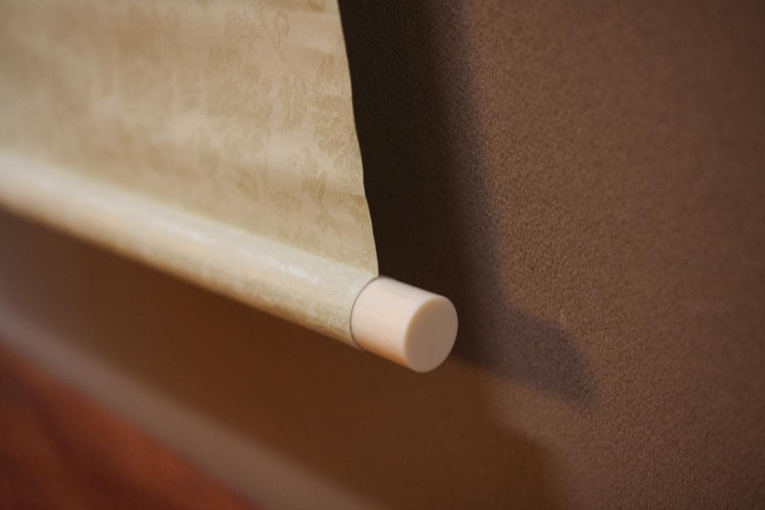 共箱（裏書あり）付き　彩色山水の図　　在銘：春光 山水画 掛軸