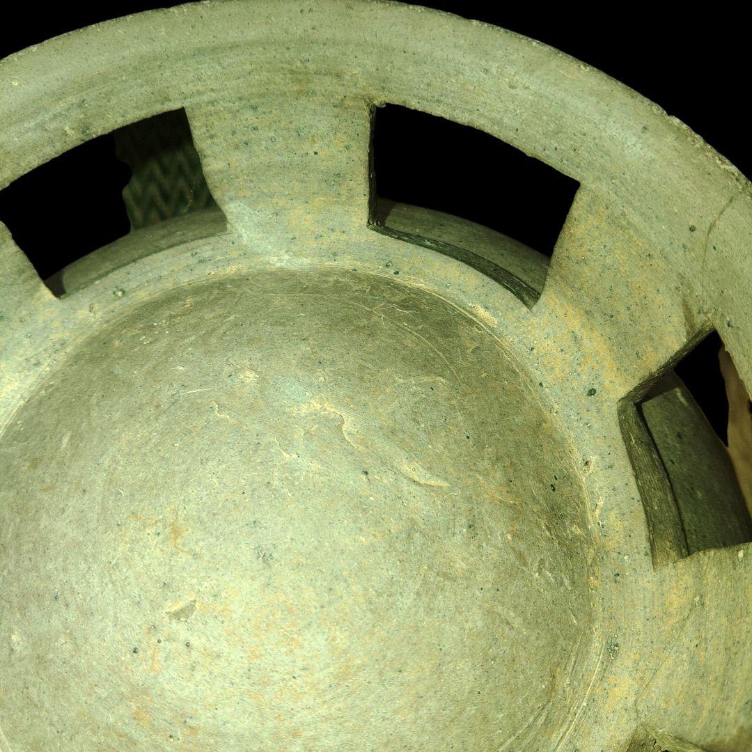 朝鮮　新羅　須恵器　台付長頸壺　5世紀