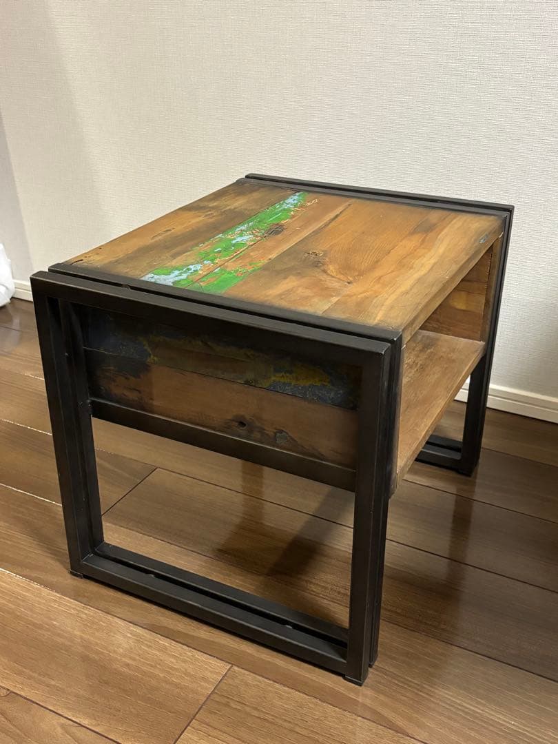 木製のカラーアクセントサイドテーブル