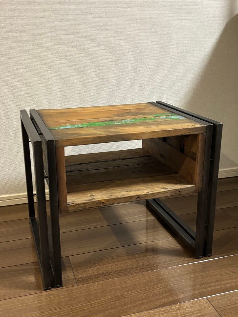 木製のカラーアクセントサイドテーブル