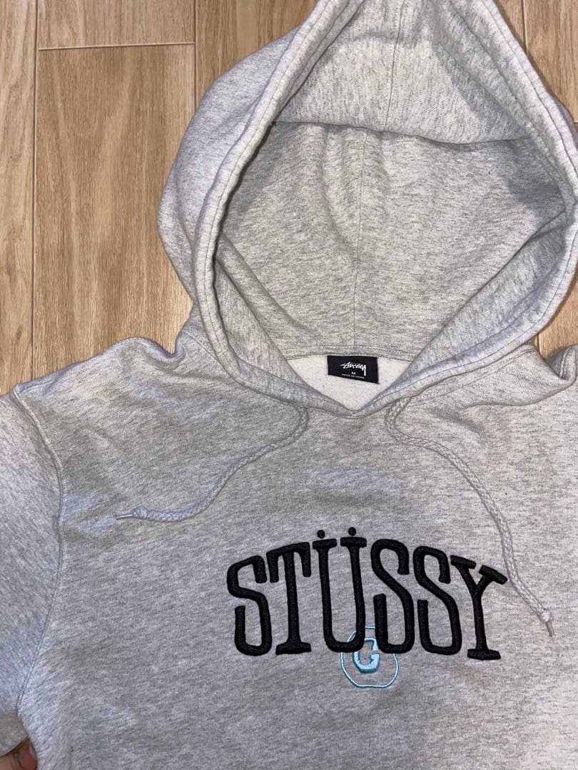 ✨STÜSSY✨グレー フード付きパーカー　速達❗️