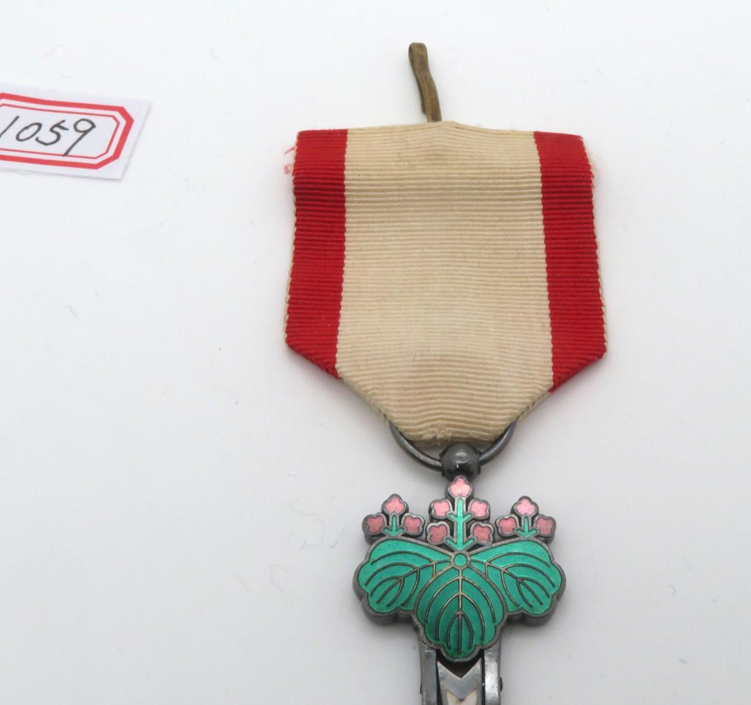 1059、勳六等単光旭日章　メダル　徽章 　勲章　記章　1点