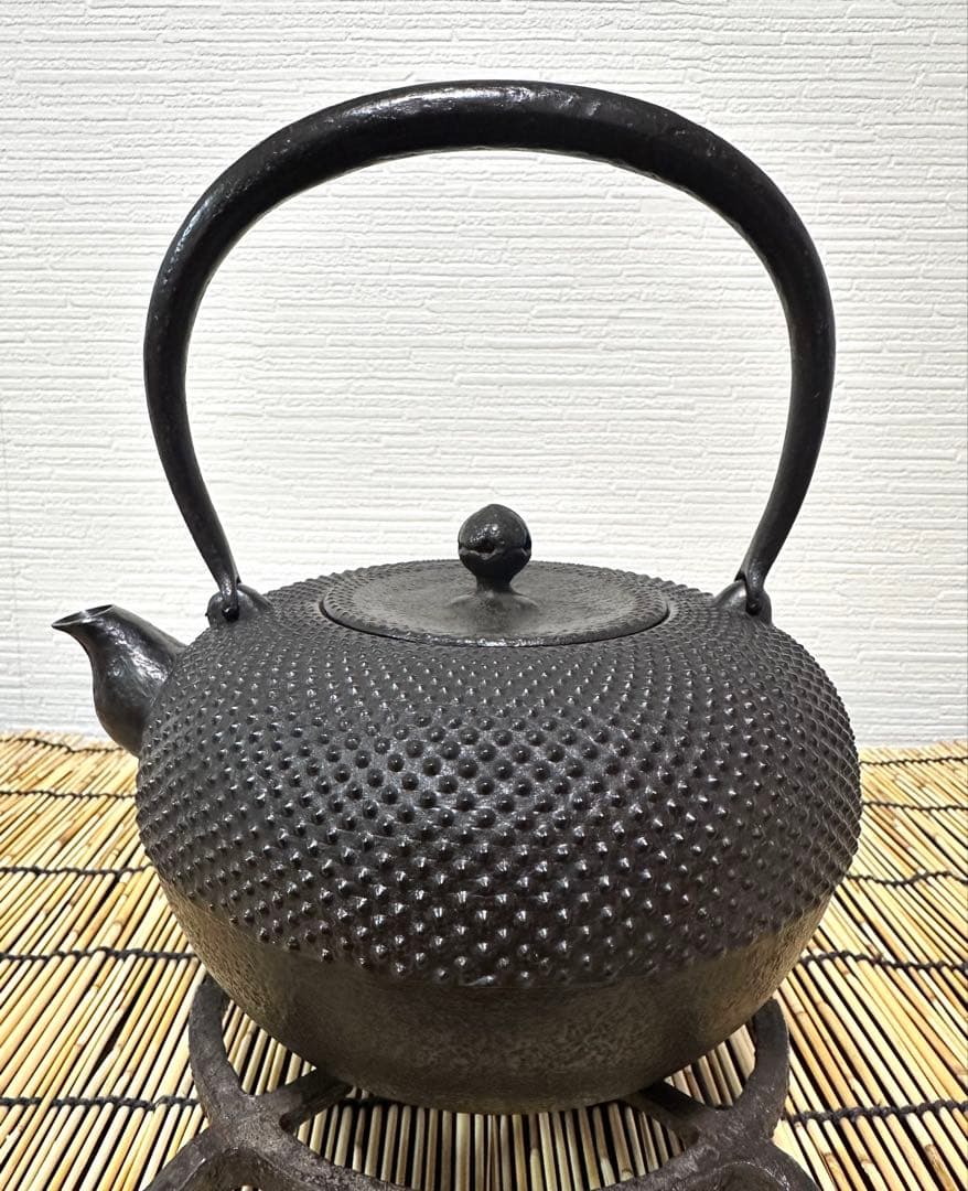 新品、供箱等付属品付　南部藤枝工房　藤枝　昌行作　１２型アラレ　南部鉄瓶