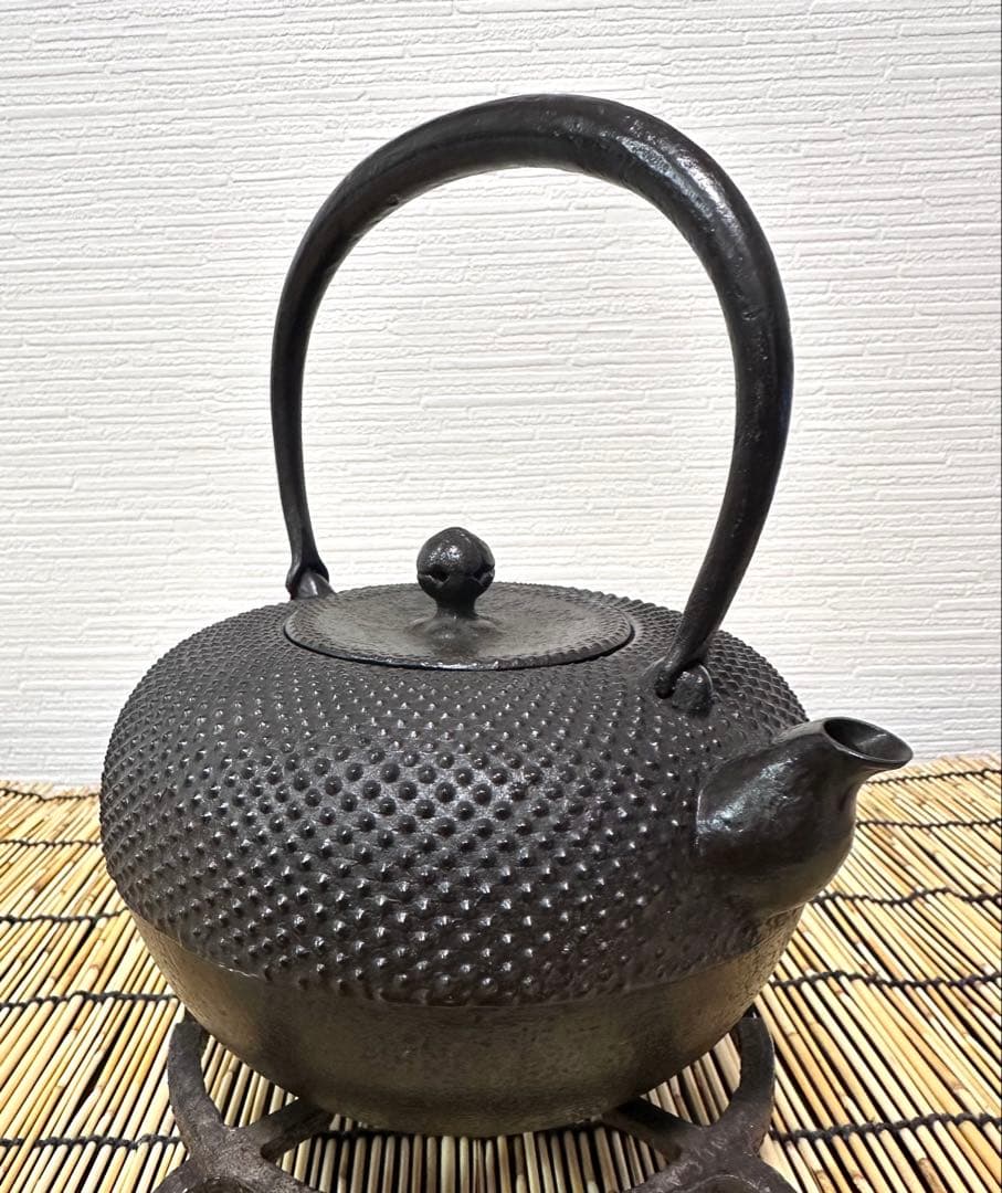 新品、供箱等付属品付　南部藤枝工房　藤枝　昌行作　１２型アラレ　南部鉄瓶