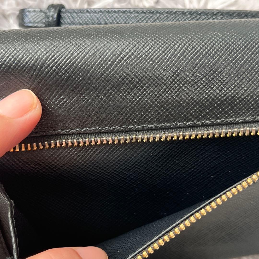 美品✨PRADA ストラップ付　財布　フィオッコ　サフィアーノ　ブラック　メタル