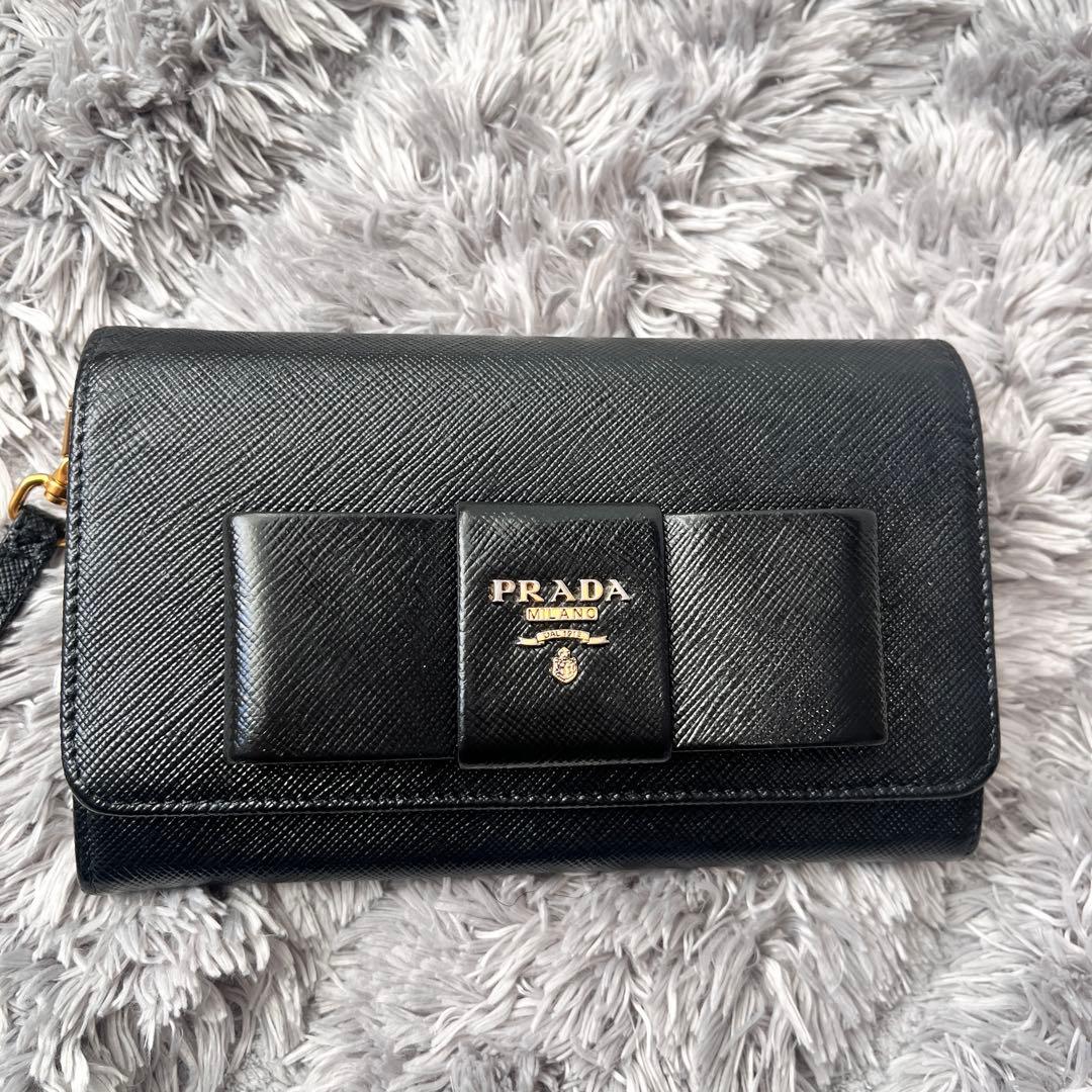 美品✨PRADA ストラップ付　財布　フィオッコ　サフィアーノ　ブラック　メタル