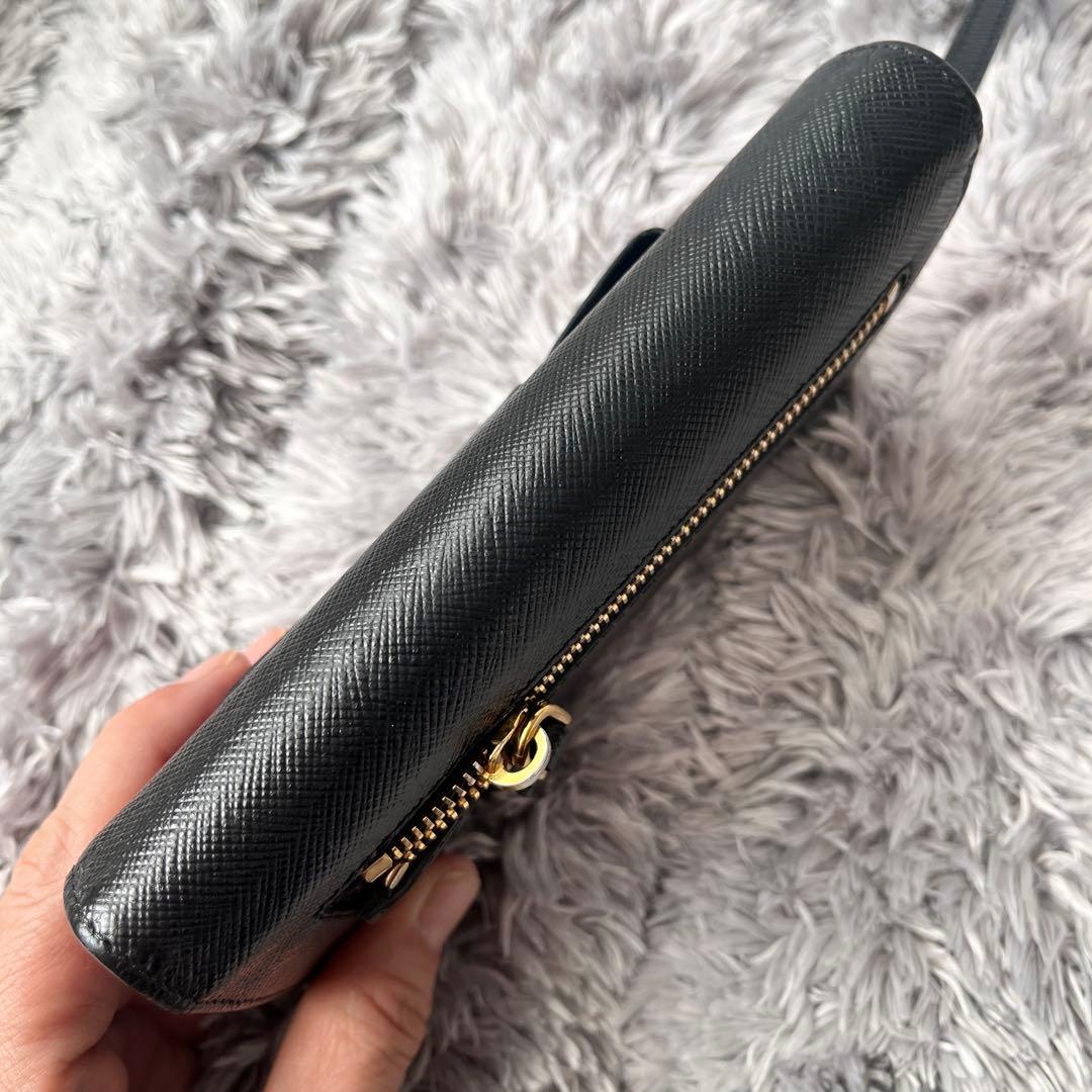美品✨PRADA ストラップ付　財布　フィオッコ　サフィアーノ　ブラック　メタル