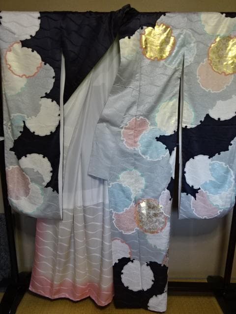 振り袖　黒地に雪の輪柄