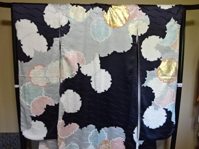 振り袖　黒地に雪の輪柄