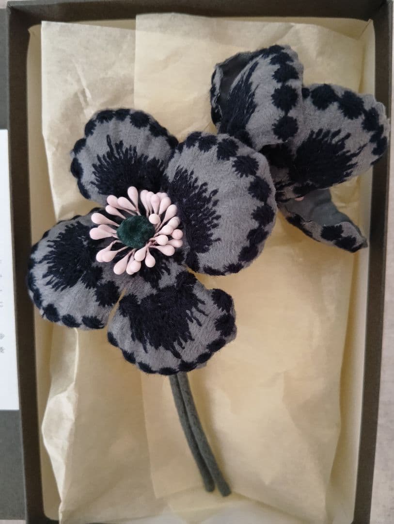 新品未使用　ミナペルホネン blumenコサージュ　グレイ