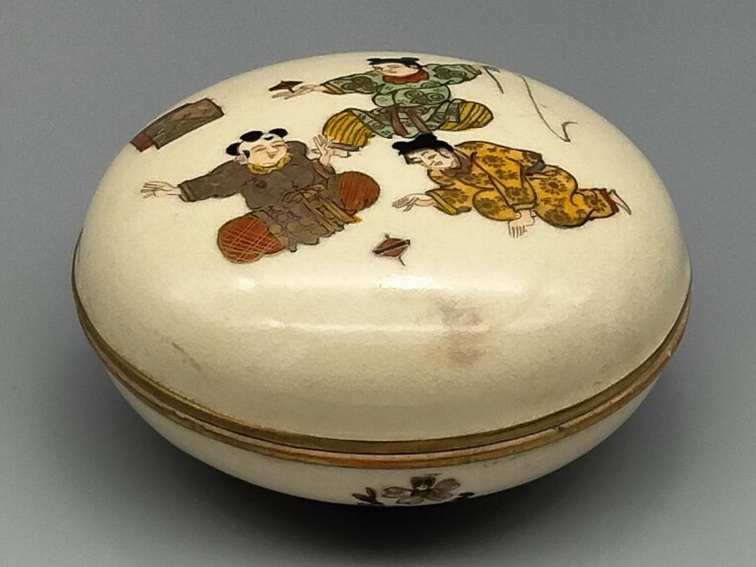 珍品（写真：No.2）！！　嫁入道具　合子　　京焼？　薩摩焼？三人唐子図合子