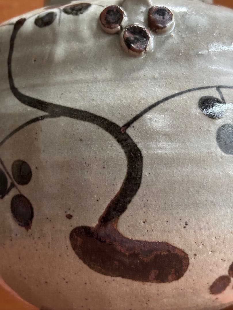 荒川豊蔵作絵唐津藁灰釉梅花三耳壺　唐津小十窯にて