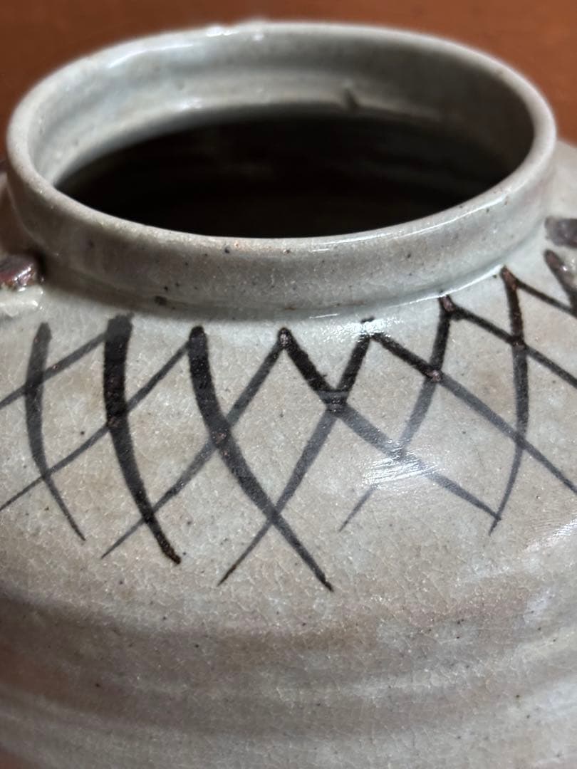 荒川豊蔵作絵唐津藁灰釉梅花三耳壺　唐津小十窯にて