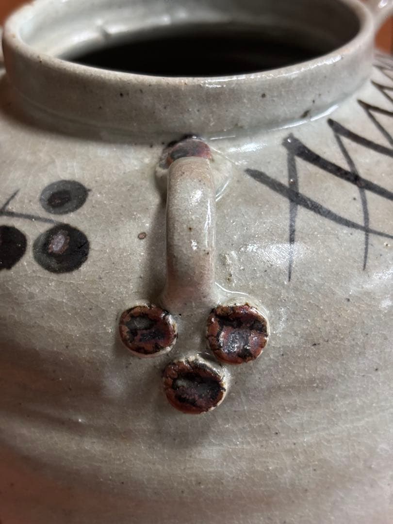 荒川豊蔵作絵唐津藁灰釉梅花三耳壺　唐津小十窯にて